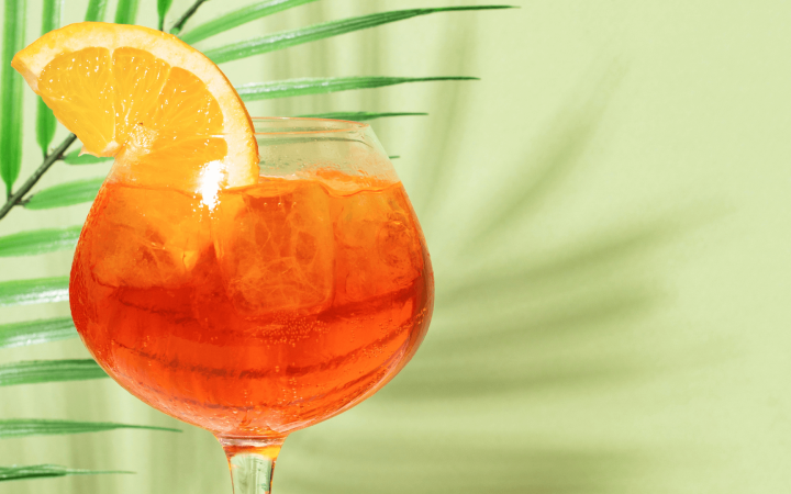 Curta 2023 com o drink Aperol Spritz