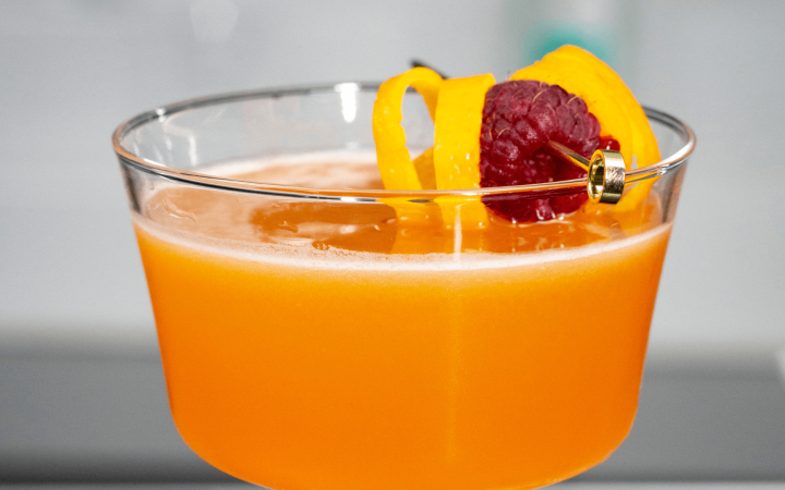 4 receitas de drinks para se aventurar como bartender